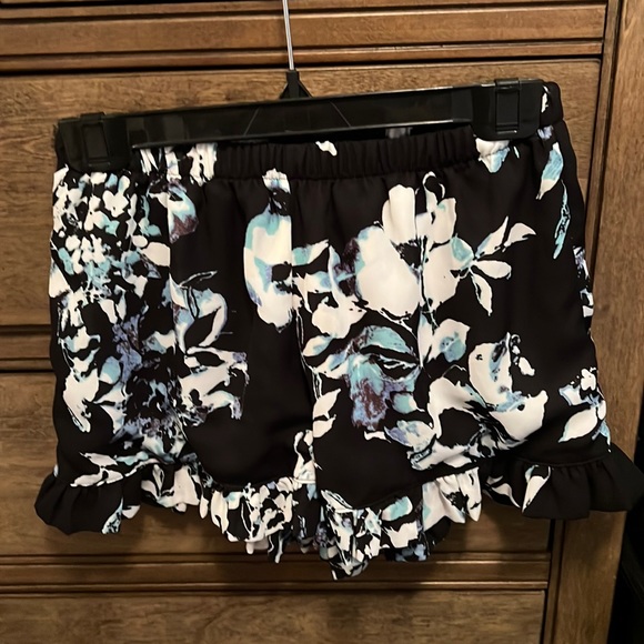Black frill boutique shorts - Picture 2 of 2